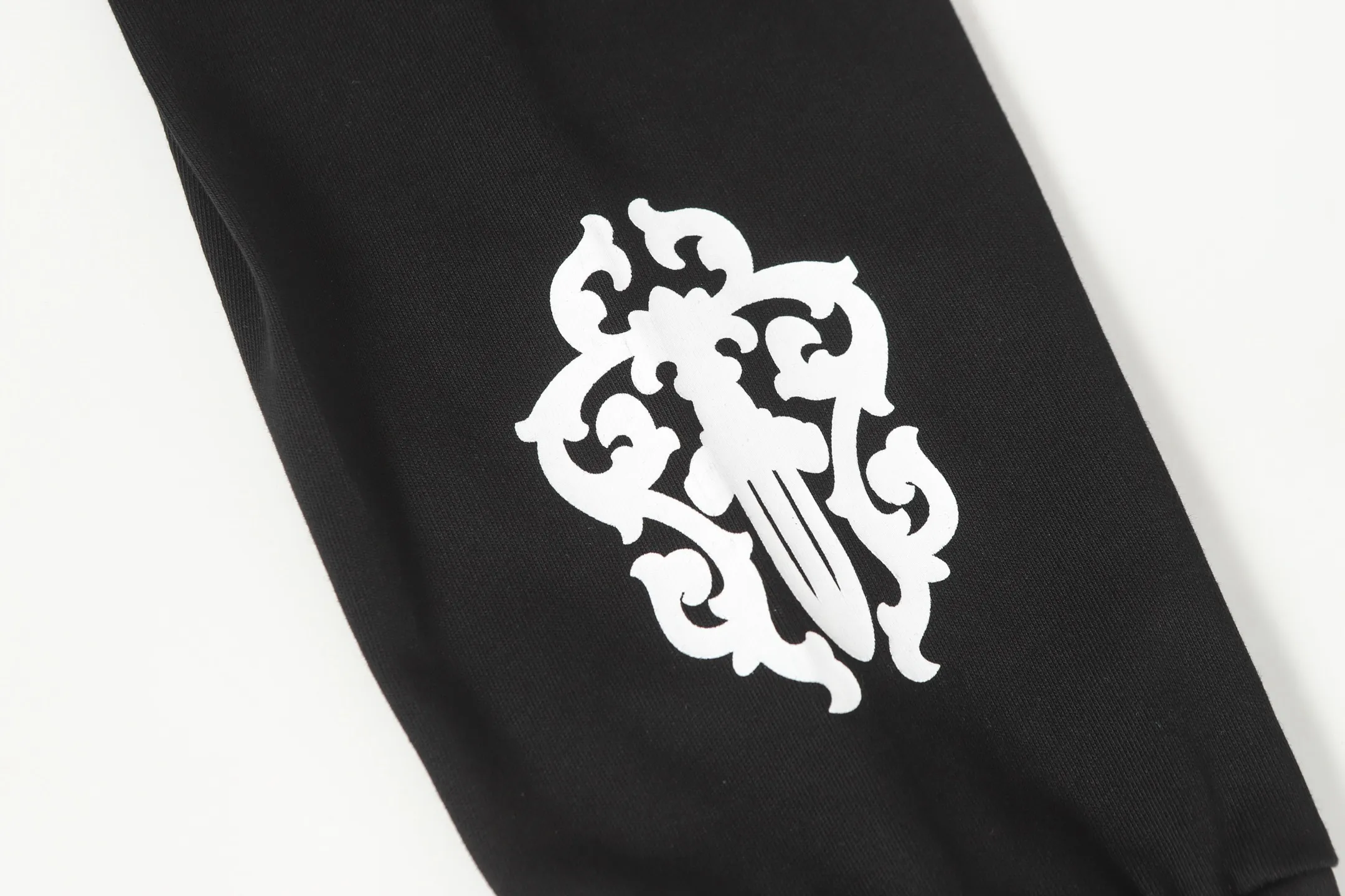 P150 Cross-border model, please do not place an order if you are looking for quality -Chrome Hearts/Chrome Hearts Sanskrit printed popular long-sleeved T-shirt -High weight, high density and high quality. The wool is soft, delicate and skin-friendly. Soft and silky to the touch. Excellent warmth and skin-friendly properties. -Customized weaving and dyeing, no color difference, regardless of fabric or workmanship details. Comparing the ordinary version on the market -Colour: black white -Size: S M L XL